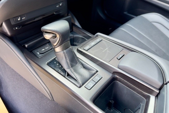 LEXUS ES 260 F SPORT